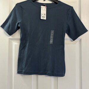 Uniqlo Women’s Dark Blue Short Sleeve Tee